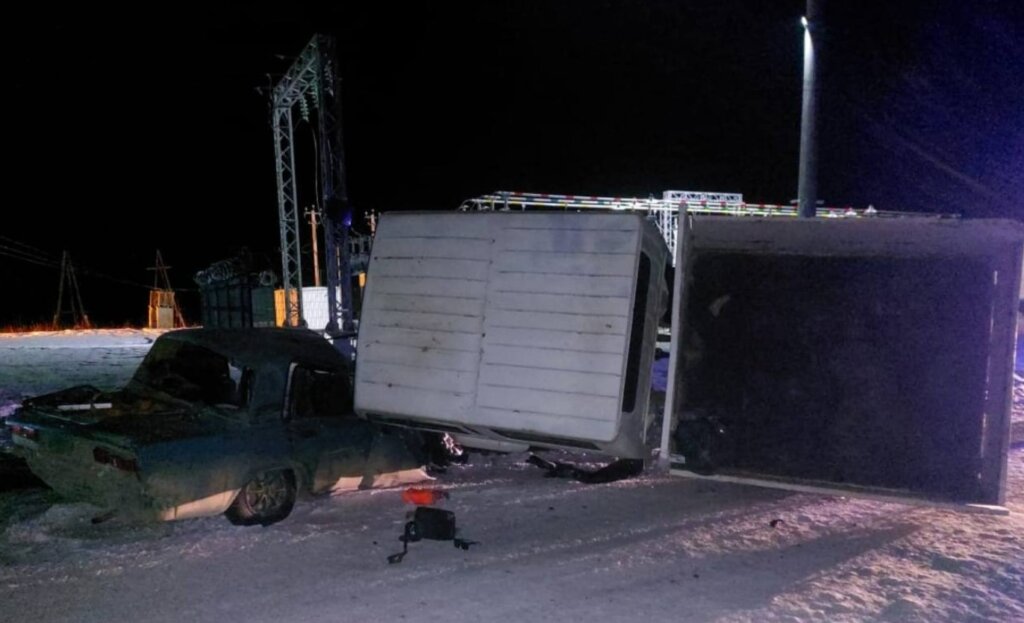 В Амурской области пьяный водитель грузовика врезался в машину с семьей и сбежал