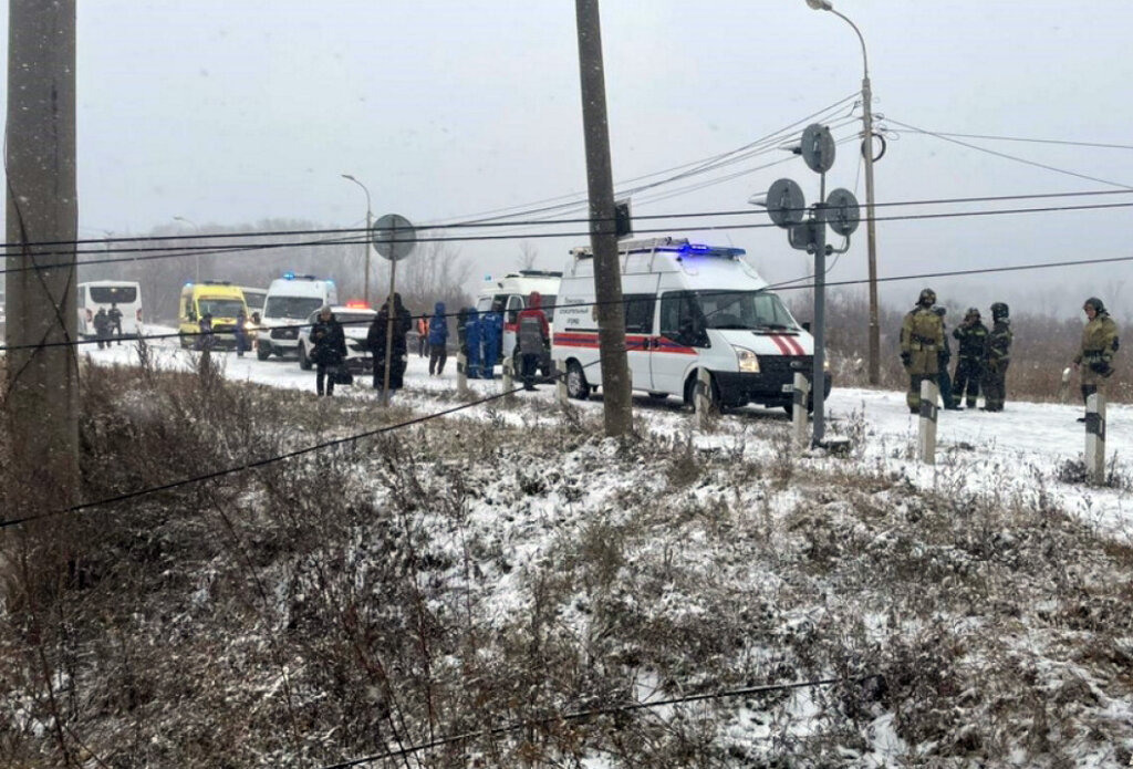 «Протащил несколько десятков метров»: автобус столкнулся с поездом в Хабаровске