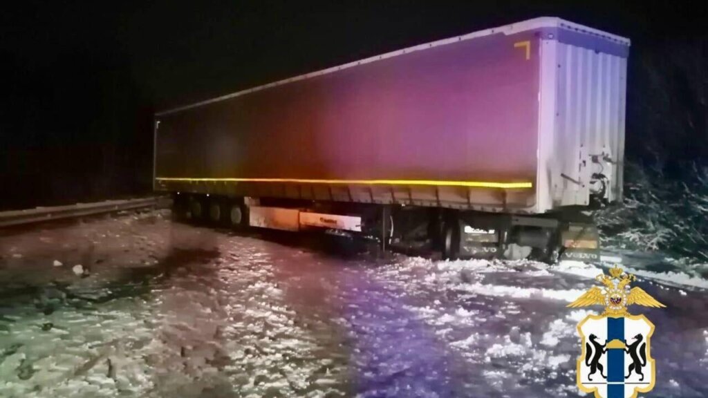 ВАЗ-21099 столкнулся с фурой на трассе «Сибирь»: погибли 6 человек