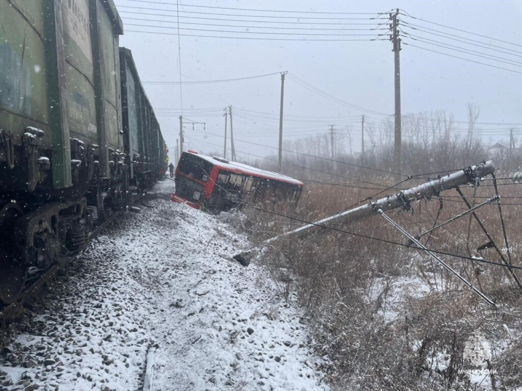 «Протащил несколько десятков метров»: автобус столкнулся с поездом в Хабаровске