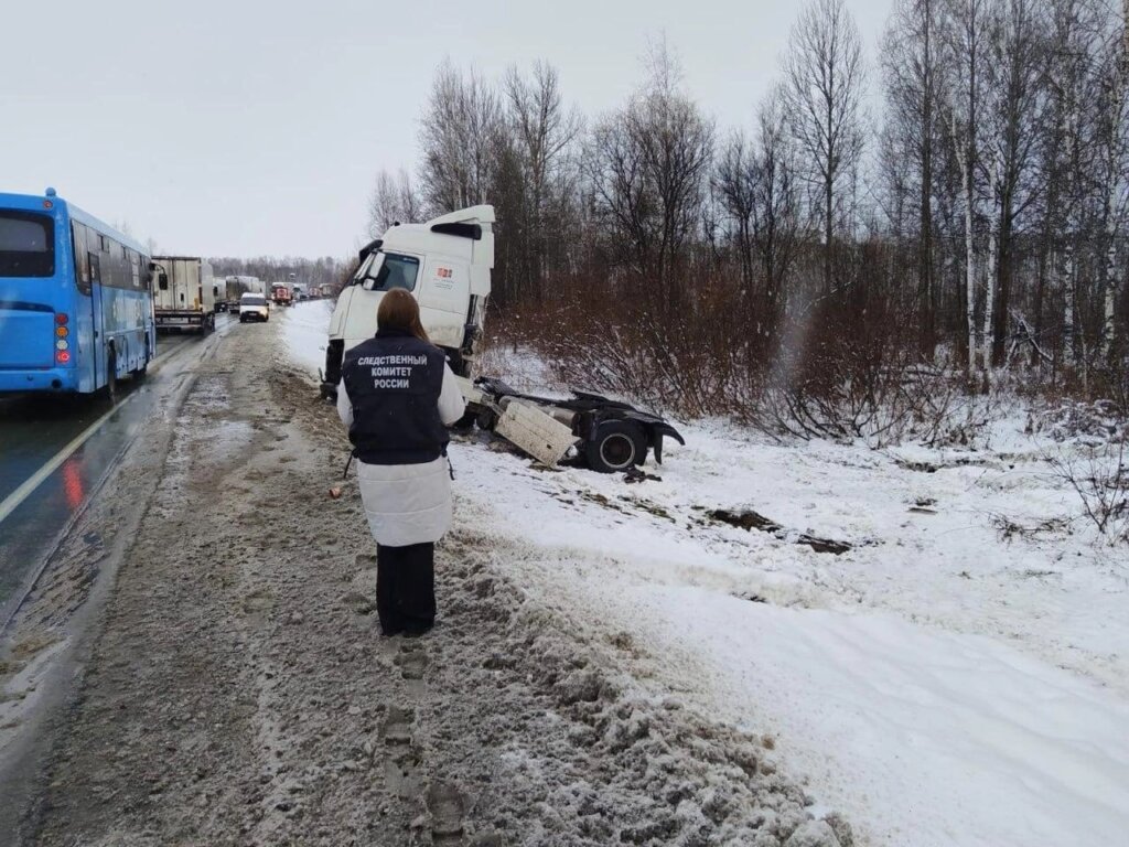 ВАЗ-21099 столкнулся с фурой на трассе «Сибирь»: погибли 6 человек