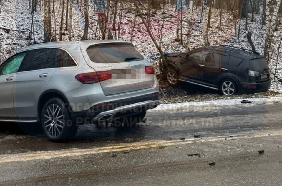 «Был сильный гололед»: массовое ДТП произошло на скользкой дороге в Татарстане