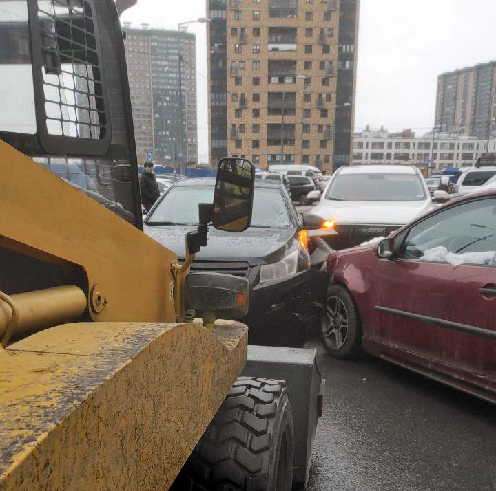 В Петербурге у водителя погрузчика случился приступ за рулем, в результате чего он столкнулся с несколькими автомобилями