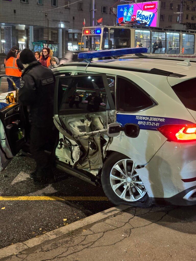 В Петербурге лихач на BMW протаранил машину полиции и врезался в трамвай
