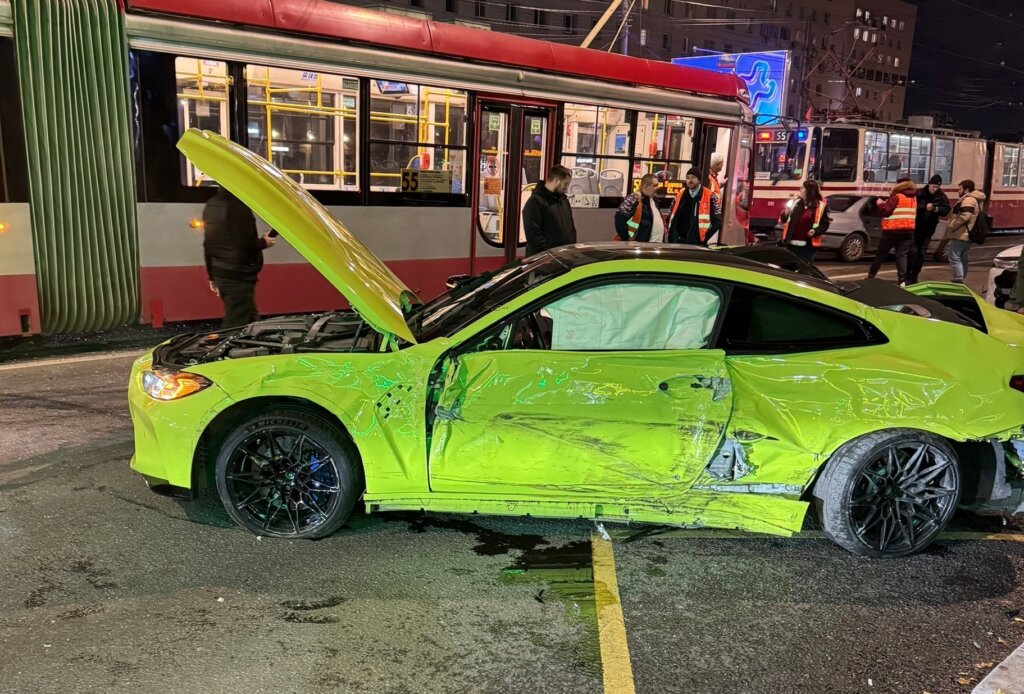 В Петербурге лихач на BMW протаранил машину полиции и врезался в трамвай