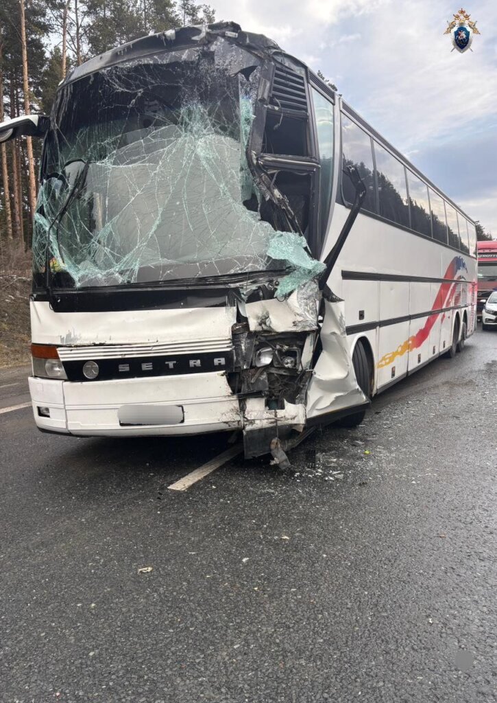 Автобус с детьми врезался в автовоз в Челябинской области: видео с регистратора
