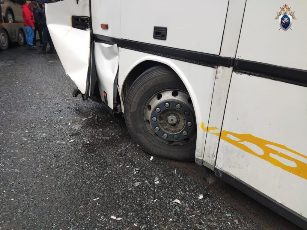 Автобус с детьми врезался в автовоз в Челябинской области: видео с регистратора