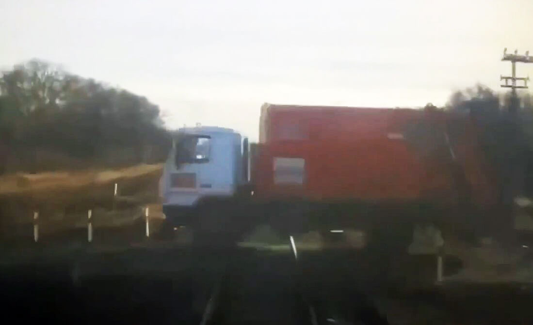 На видео попал момент столкновения электропоезда с мусоровозом в Челябинской области