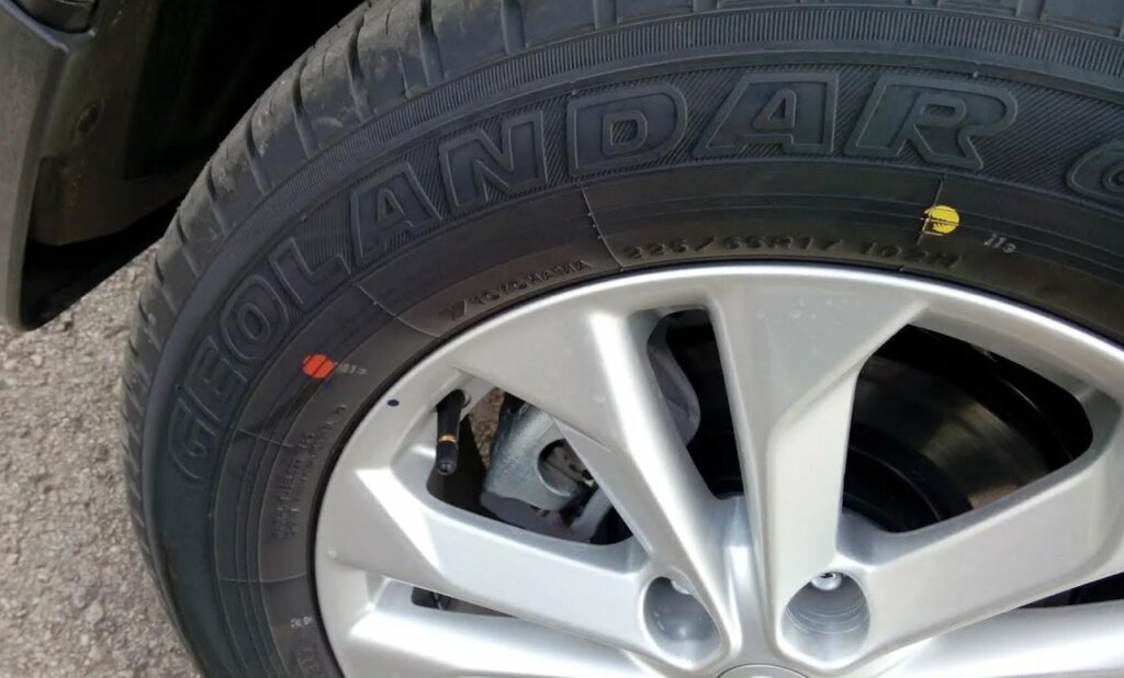 Цветные полосы и метки на шинах автомобиля: что они означают?