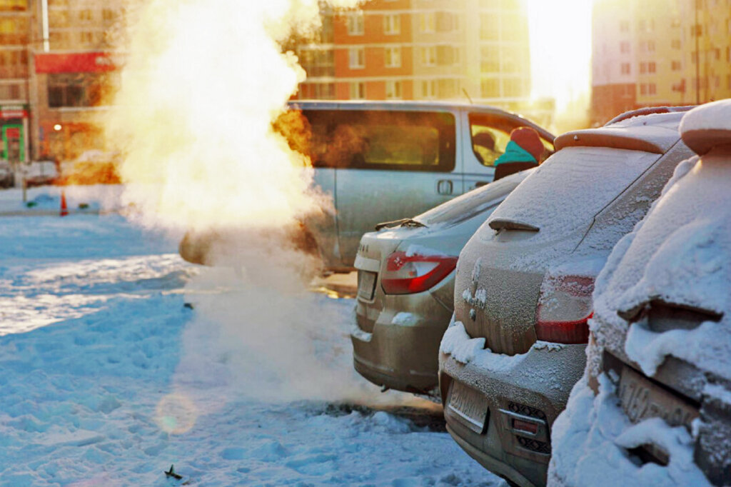 Водителей будут штрафовать за прогрев двигателя автомобиля во дворе