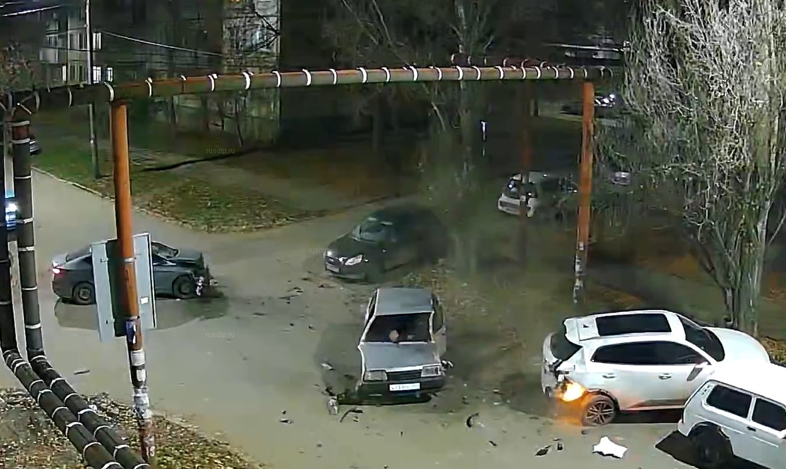 Пьяный и лишенный прав водитель устроил замес на перекрестке в Самаре