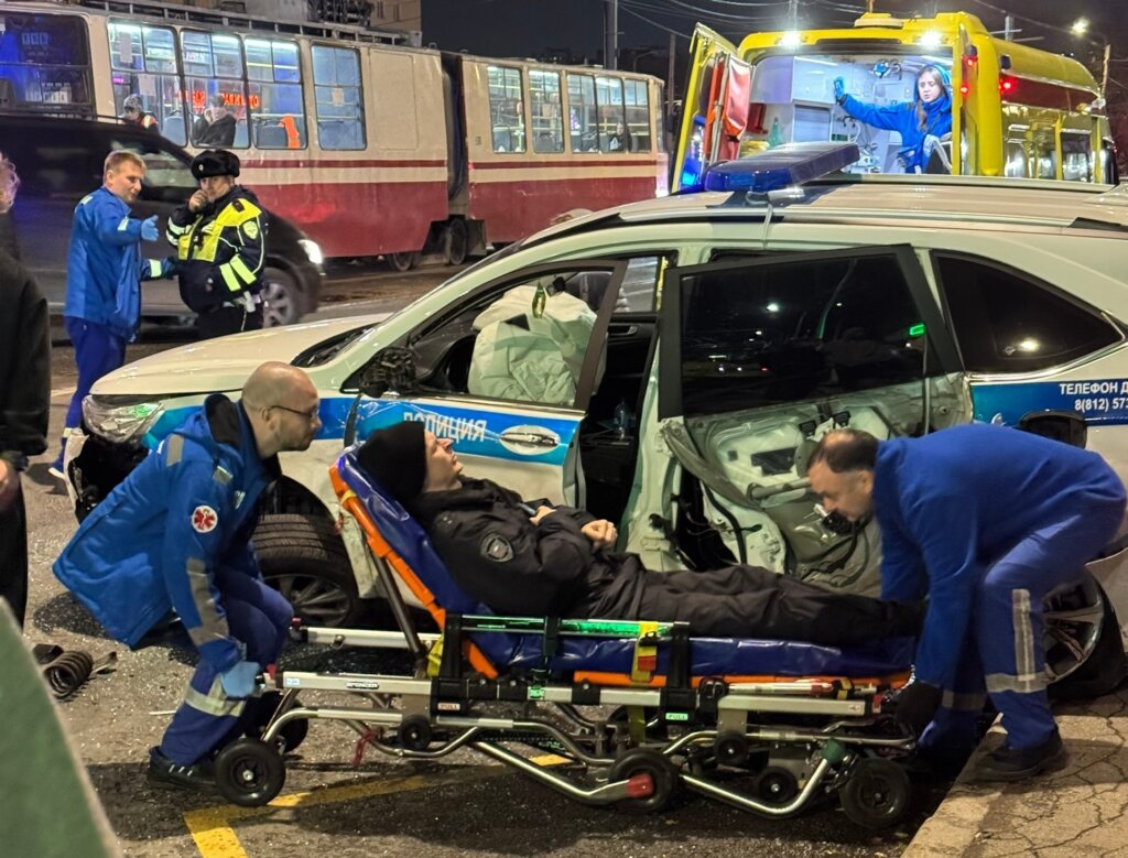 В Петербурге лихач на BMW протаранил машину полиции и врезался в трамвай