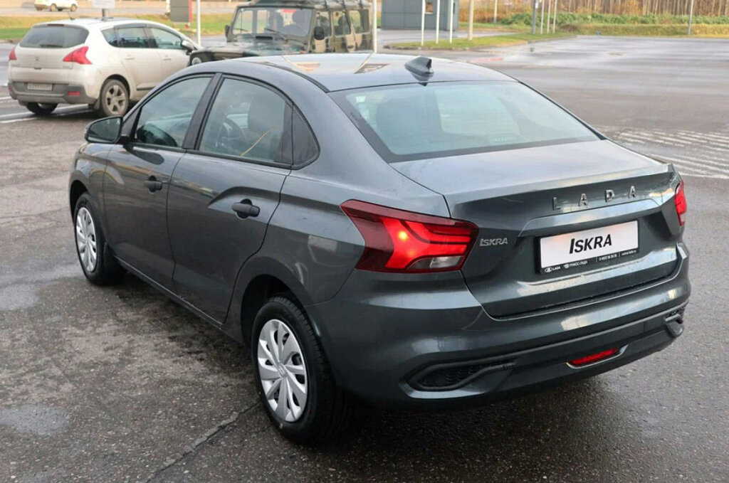 «Поездил на «Искре» и разочаровался»: отзыв об автомобиле Lada Iskra 2025