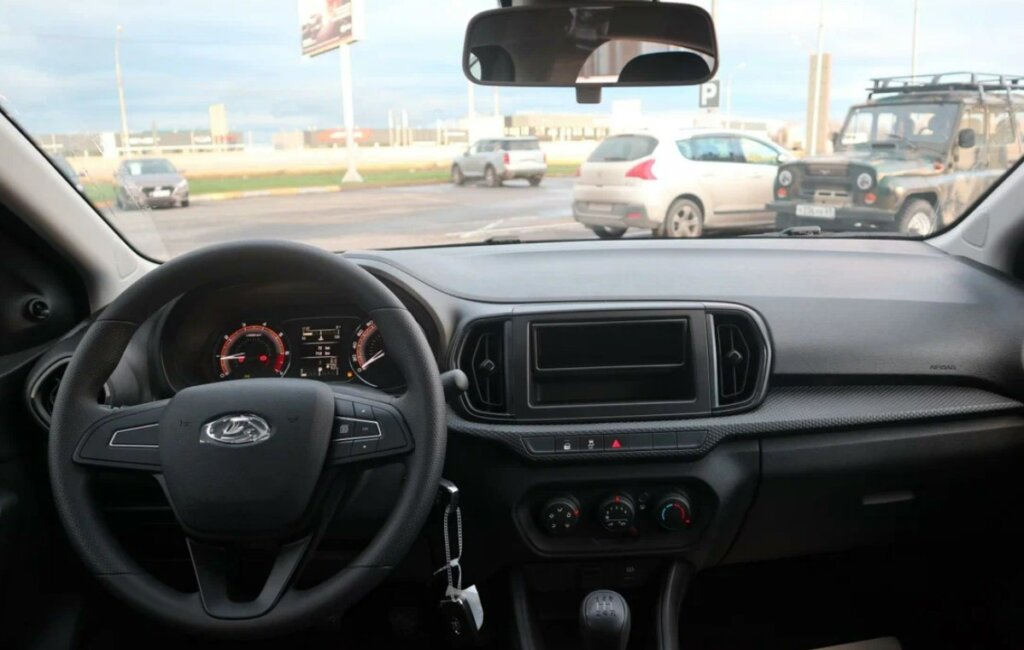 «Поездил на «Искре» и разочаровался»: отзыв об автомобиле Lada Iskra 2025