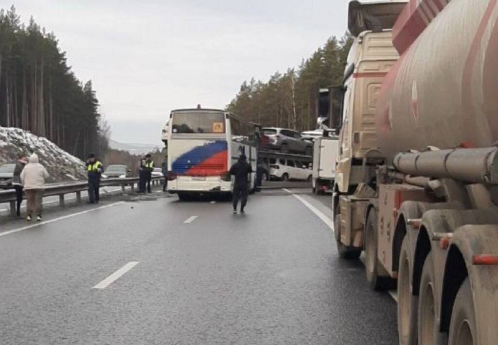 Автобус с детьми врезался в автовоз в Челябинской области: видео с регистратора
