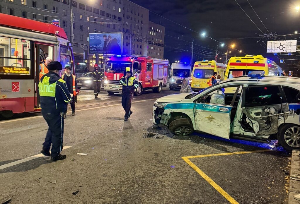 В Петербурге лихач на BMW протаранил машину полиции и врезался в трамвай
