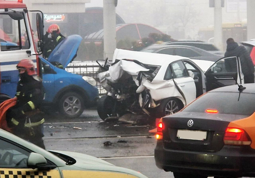 Каршеринговый Belgee столкнулся с несколькими автомобилями на светофоре в Минске