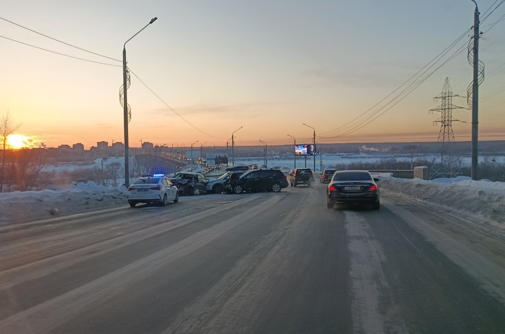 Видеорегистратор запечатлел момент массового ДТП на Коммунальном мосту в Томске