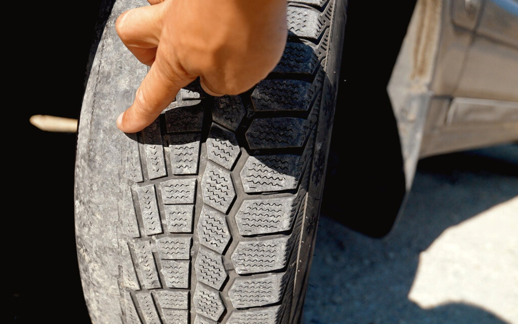 Эти повреждения на шинах могут указывать на проблемы с автомобилем