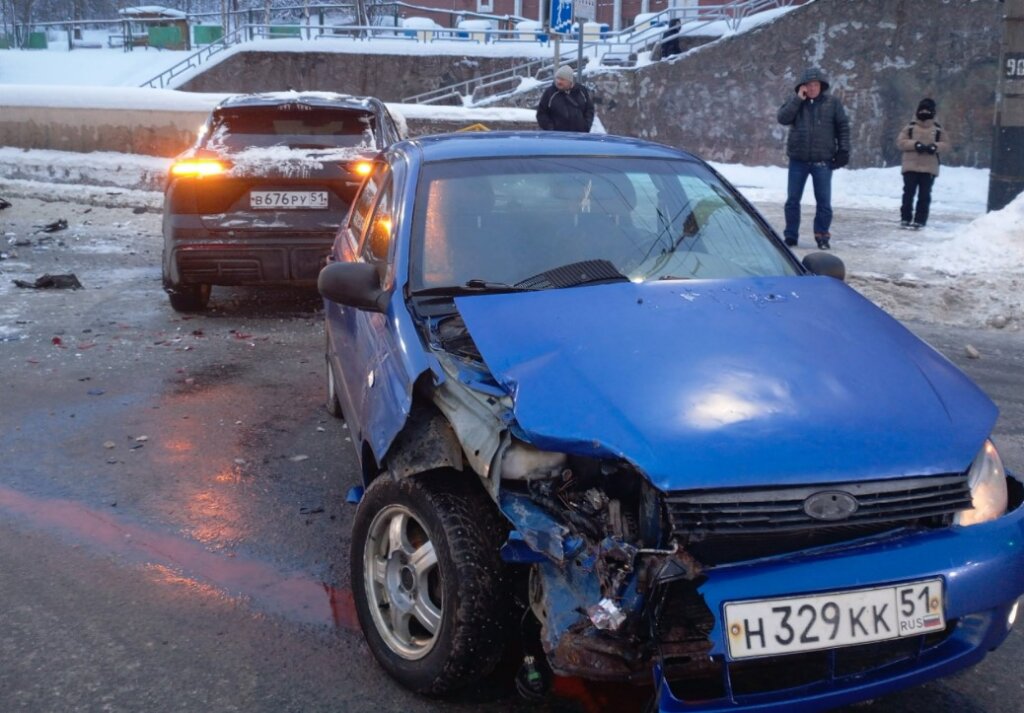 «Пытался развернуться»: два автомобиля столкнулись на Кольском проспекте в Мурманске