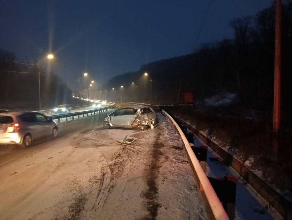 Легковой автомобиль и фура столкнулись во Владивостоке