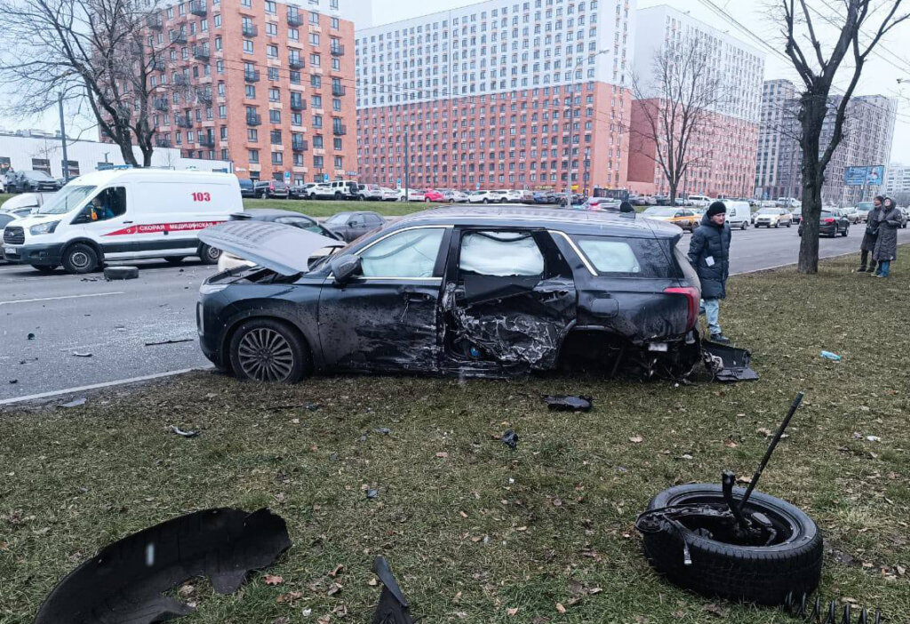 Массовое ДТП произошло на улице Ясеневой в Москве