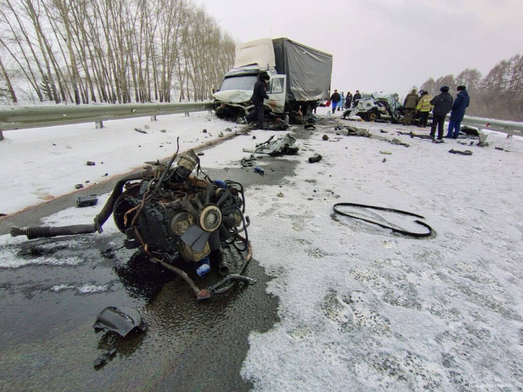 «Вырвало двигатель»: Volkswagen с молодыми людьми разорвало на части в результате ДТП в Кузбассе