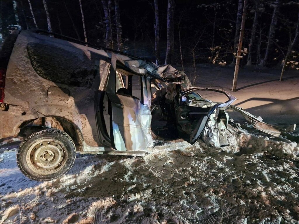 Lada Largus столкнулся с фурой на трассе в Удмуртии: погибла 11-летняя девочка