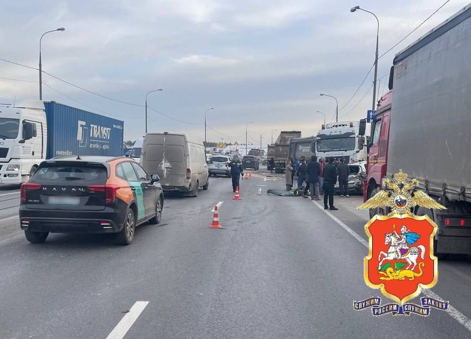 Фура пробила ограждение и смяла два автомобиля на Дмитровском шоссе в Подмосковье