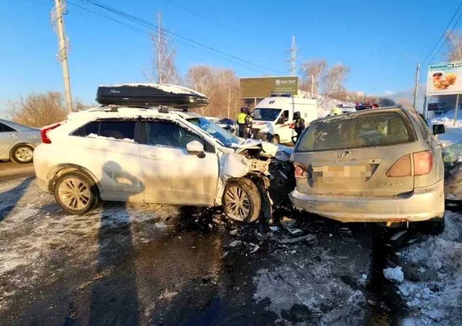 Видеорегистратор запечатлел момент массового ДТП на Коммунальном мосту в Томске