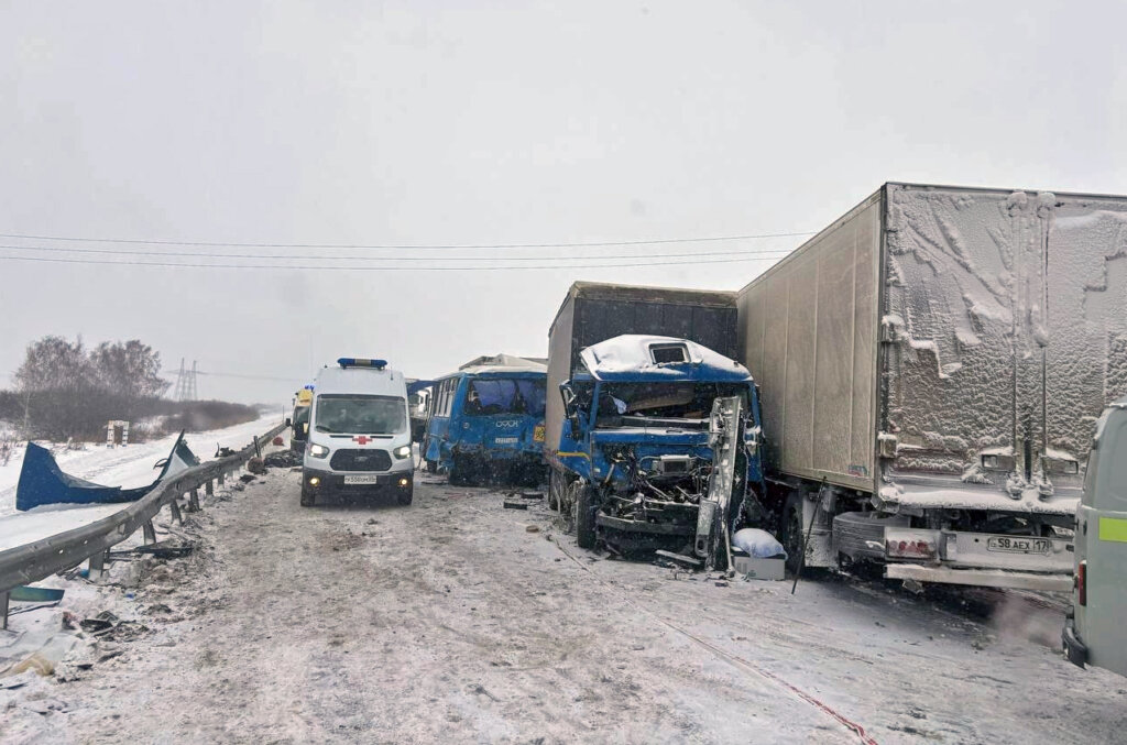Шесть человек погибли в массовом ДТП в Омской области