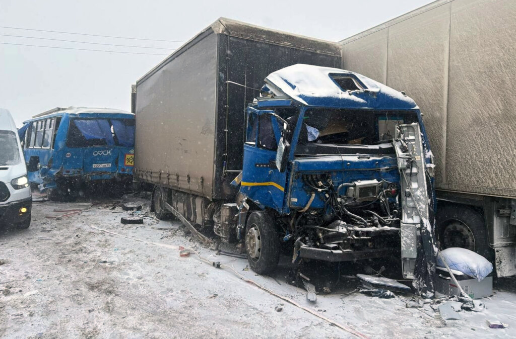 Шесть человек погибли в массовом ДТП в Омской области