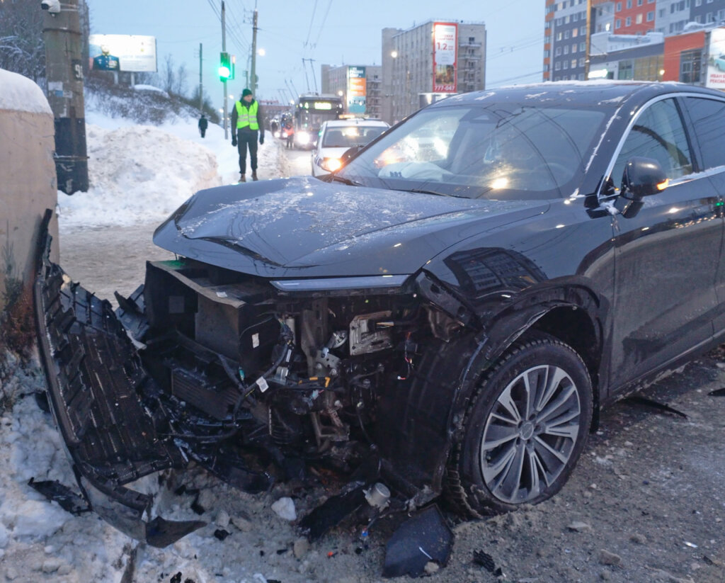 «Пытался развернуться»: два автомобиля столкнулись на Кольском проспекте в Мурманске
