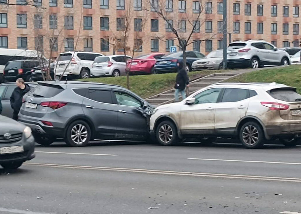Массовое ДТП произошло на улице Ясеневой в Москве