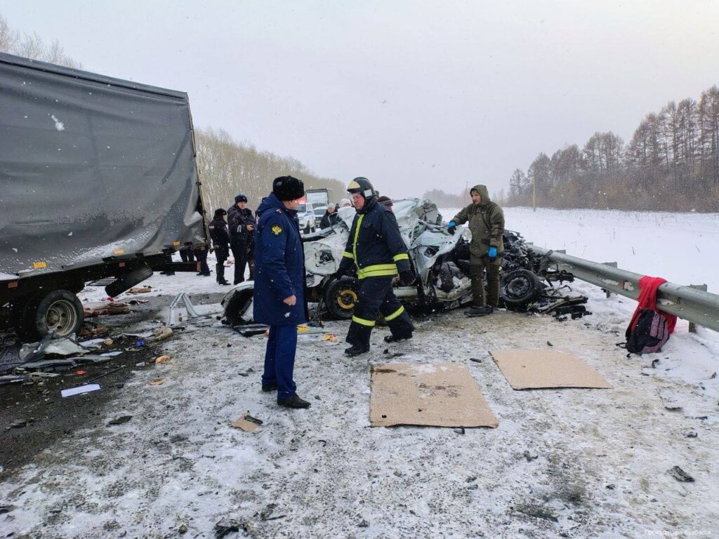 «Вырвало двигатель»: Volkswagen с молодыми людьми разорвало на части в результате ДТП в Кузбассе