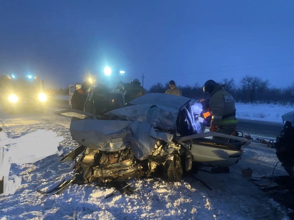 «Ослепили дальним светом фар»: «Лада» и иномарка столкнулись на трассе М-5 &laquo;Урал&raquo;