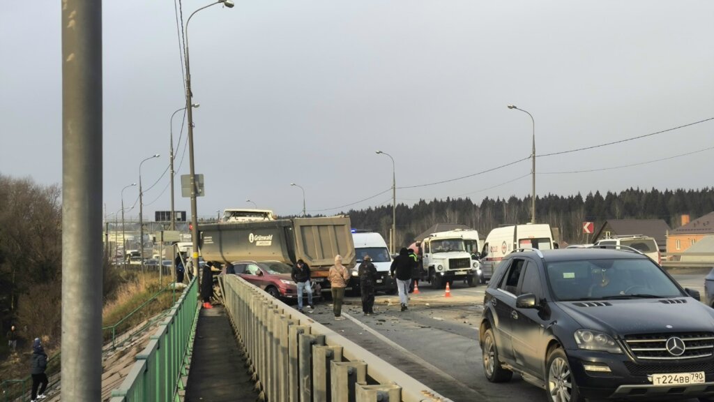Фура пробила ограждение и смяла два автомобиля на Дмитровском шоссе в Подмосковье