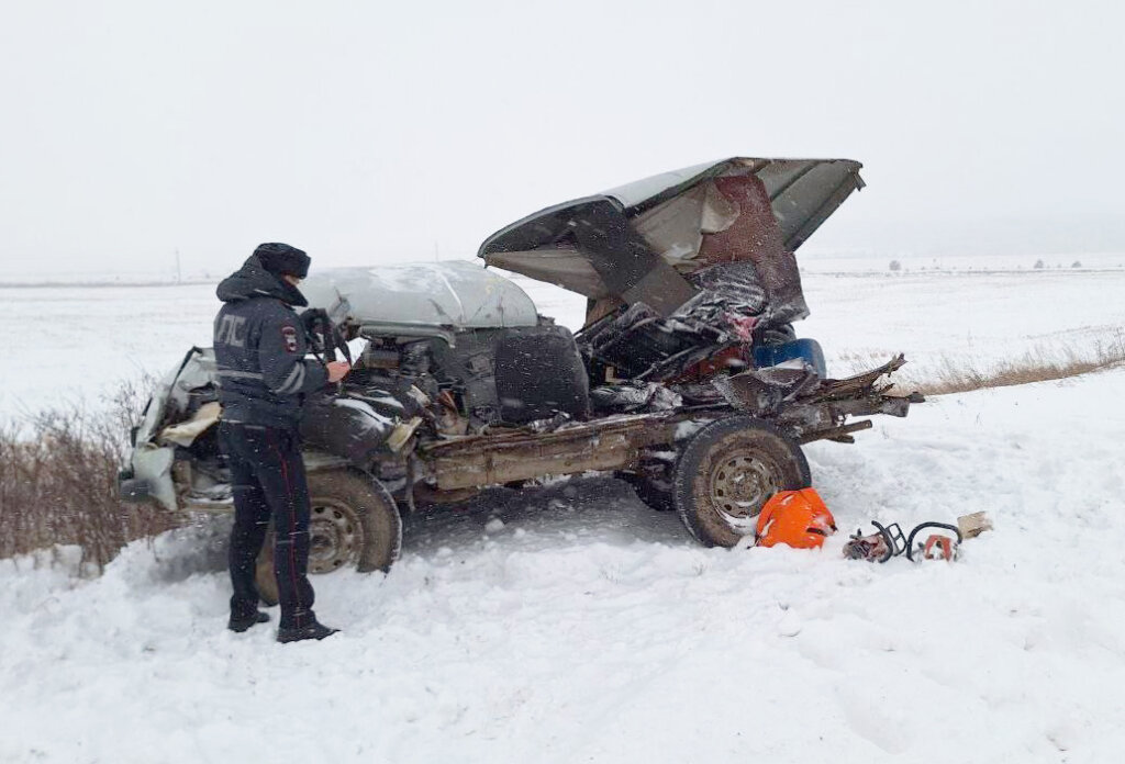 &#171;Вскрыло как консервную банку&#187;: три автомобиля жёстко столкнулись на уральской трассе