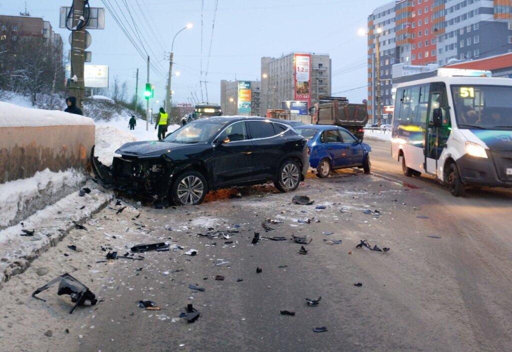 «Пытался развернуться»: два автомобиля столкнулись на Кольском проспекте в Мурманске