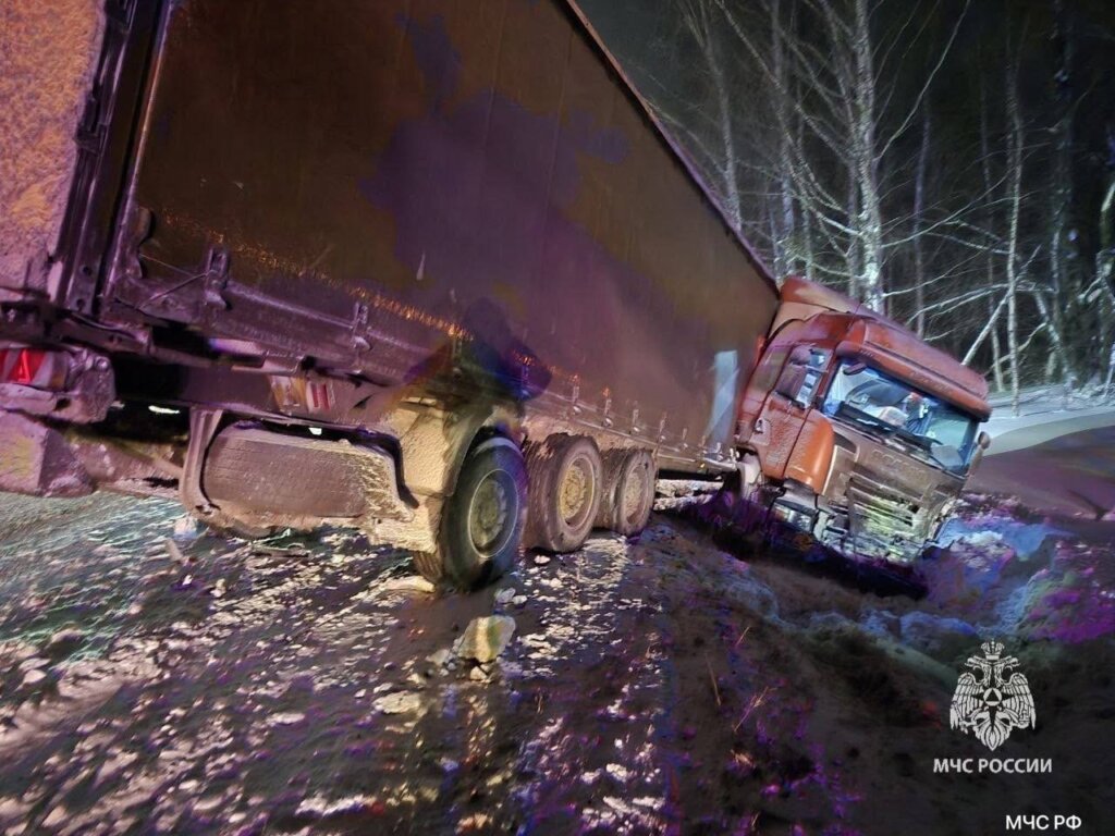 Lada Largus столкнулся с фурой на трассе в Удмуртии: погибла 11-летняя девочка