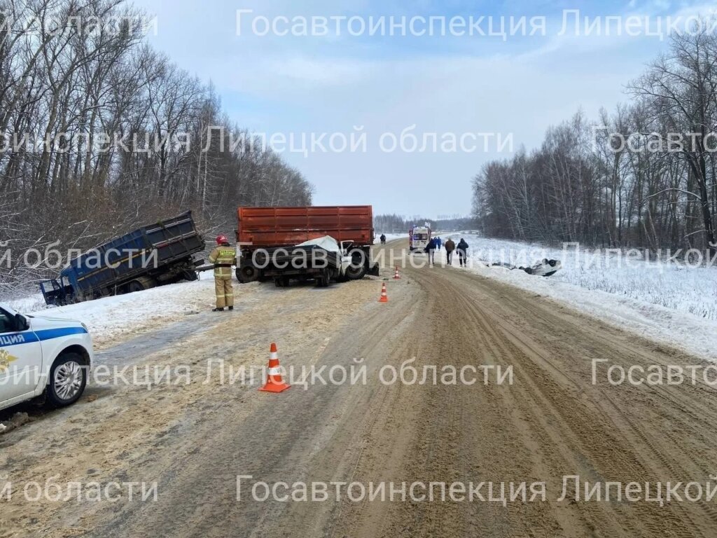 КамАЗ и «Газель» столкнулись на трассе в Липецкой области