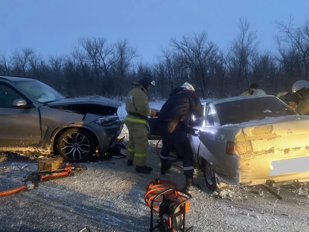 «Ослепили дальним светом фар»: «Лада» и иномарка столкнулись на трассе М-5 &laquo;Урал&raquo;