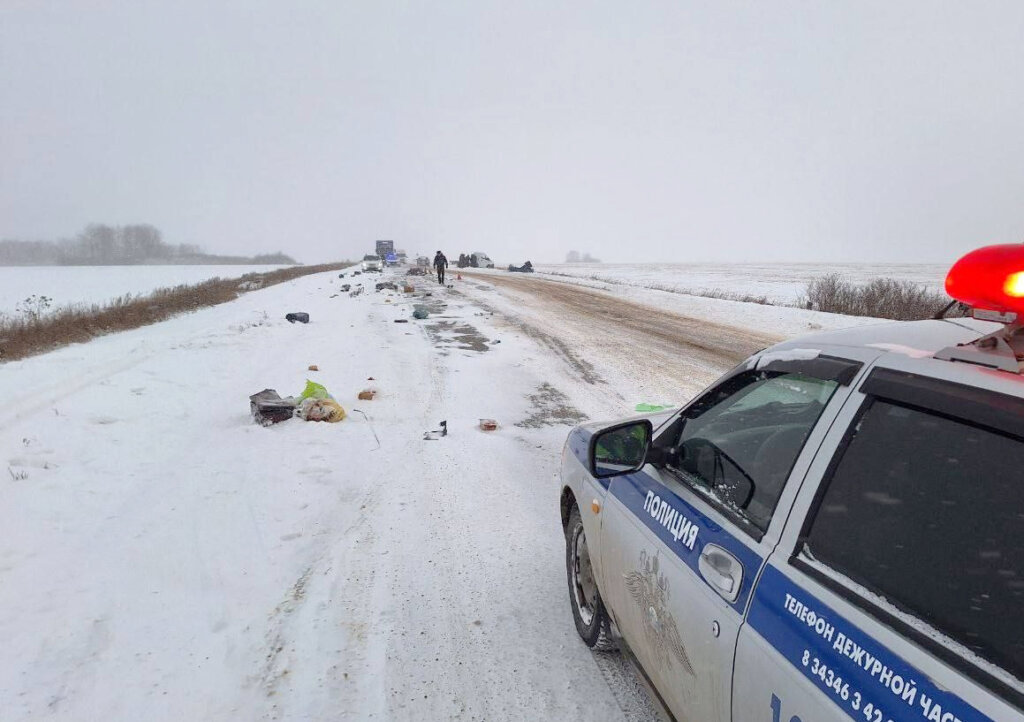 &#171;Вскрыло как консервную банку&#187;: три автомобиля жёстко столкнулись на уральской трассе