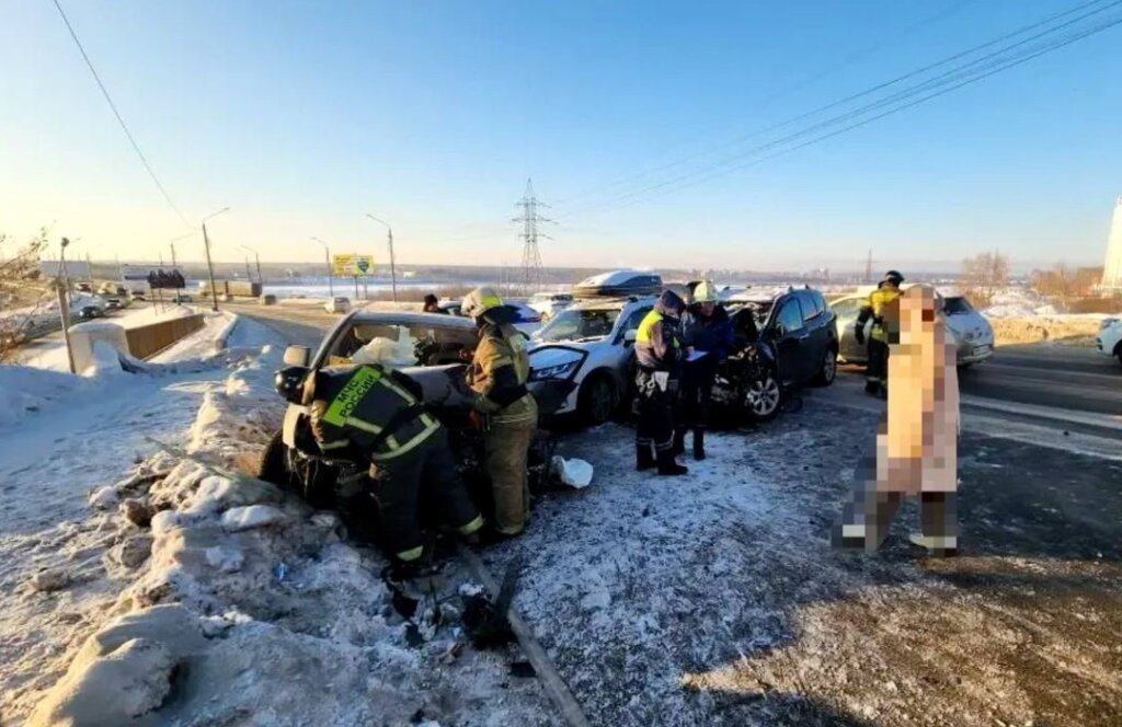 Видеорегистратор запечатлел момент массового ДТП на Коммунальном мосту в Томске