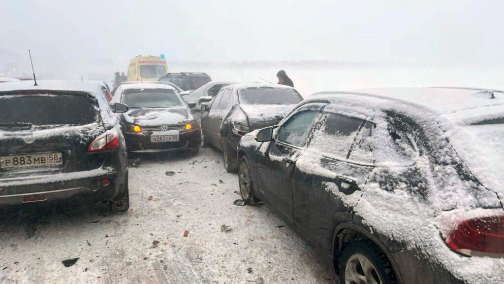 25 автомобилей столкнулись из-за снегопада на трассе Тамбов &mdash; Пенза