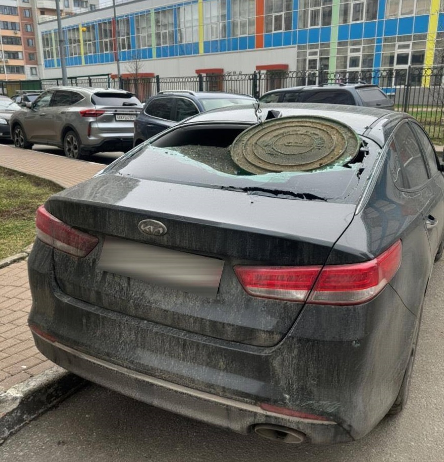 В Подмосковье девушка отомстила своему бывшему, разбив его автомобиль крышкой канализационного люка