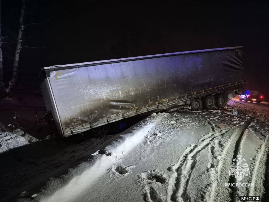 Lada Largus столкнулся с фурой на трассе в Удмуртии: погибла 11-летняя девочка