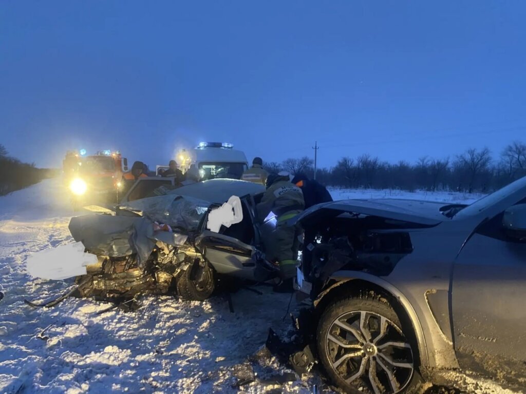 «Ослепили дальним светом фар»: «Лада» и иномарка столкнулись на трассе М-5 &laquo;Урал&raquo;