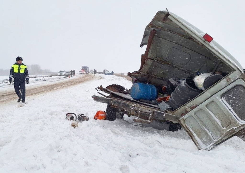 &#171;Вскрыло как консервную банку&#187;: три автомобиля жёстко столкнулись на уральской трассе