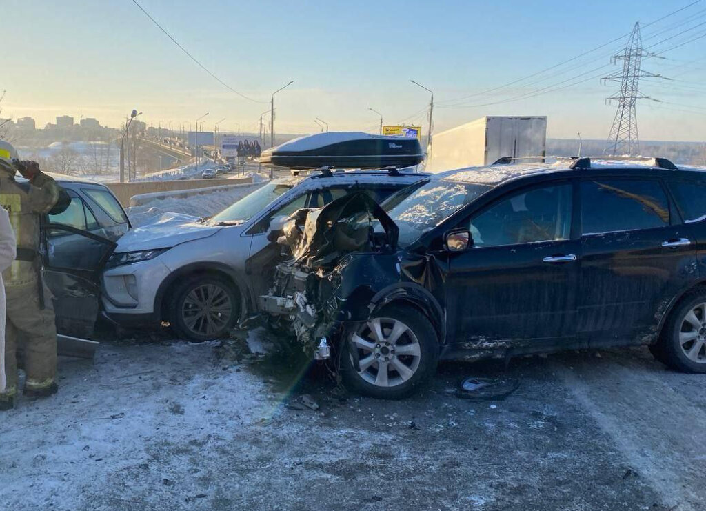 Видеорегистратор запечатлел момент массового ДТП на Коммунальном мосту в Томске